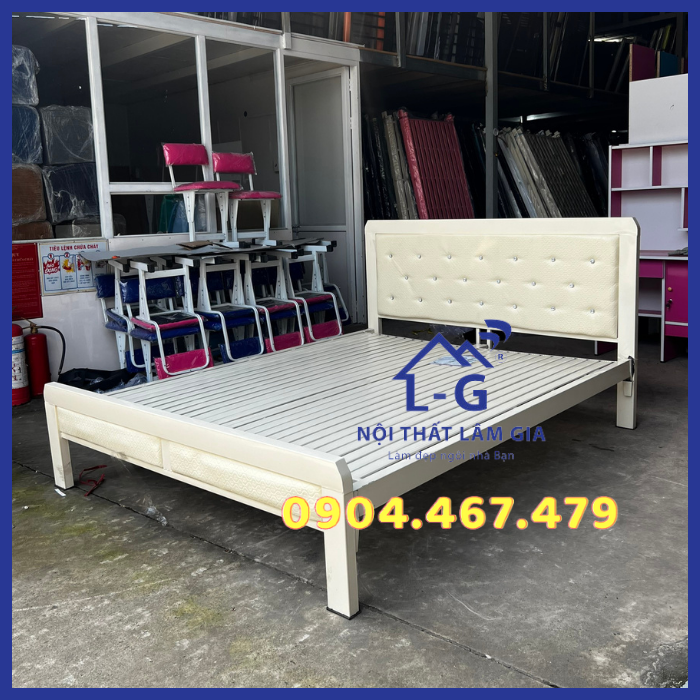 Giường sắt màu kem hộp 4x8 siêu bền