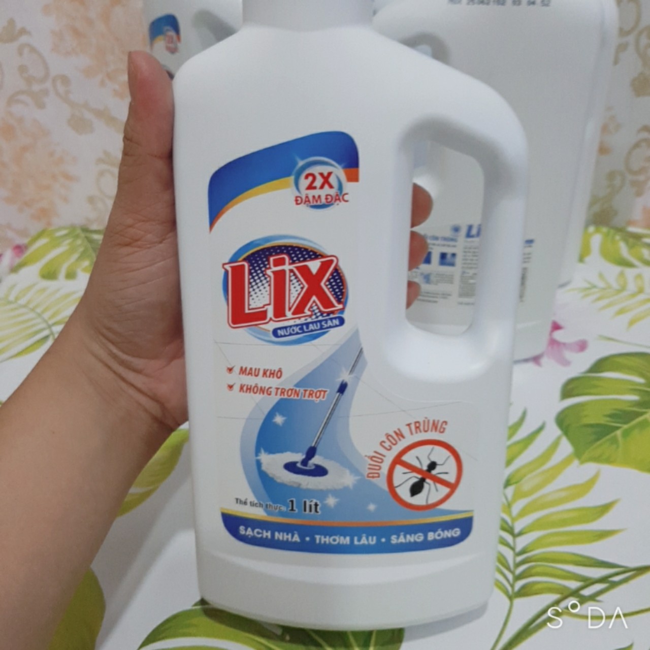 [HCM]Nước lau sàn đuổi côn trùng Lix can 1 lít