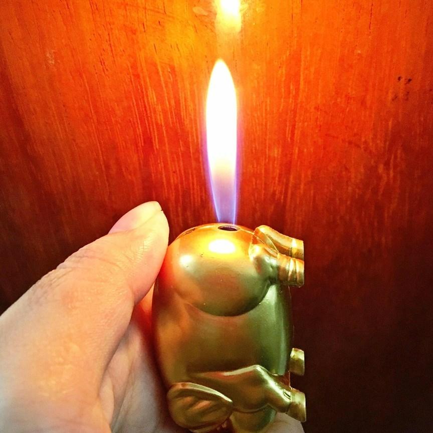 BẬT LỬA MÓC KHÓA HÌNH CON HEO VÀNG - (XÀI GAS)