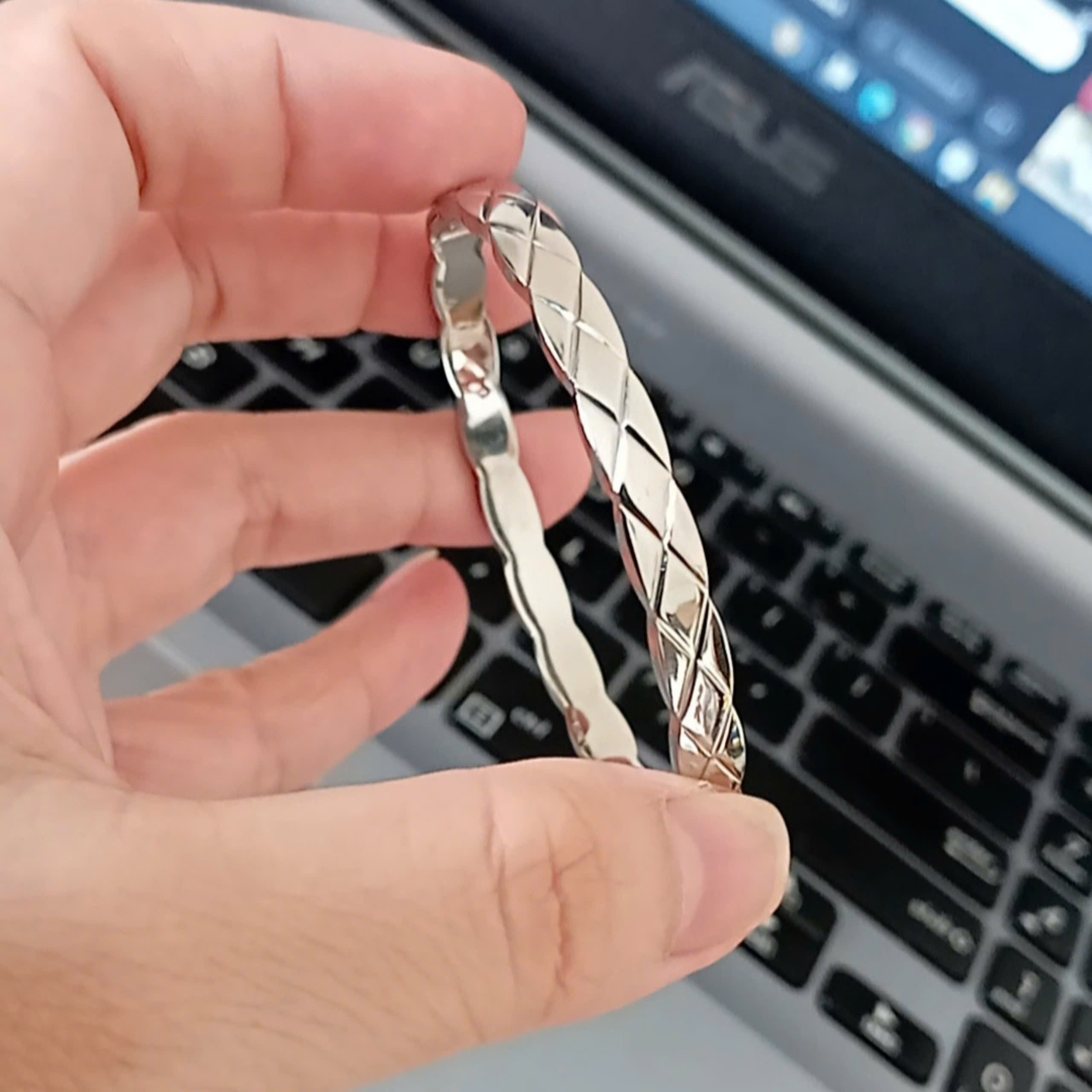 VÒNG TAY TITAN CHẠM KIỂU