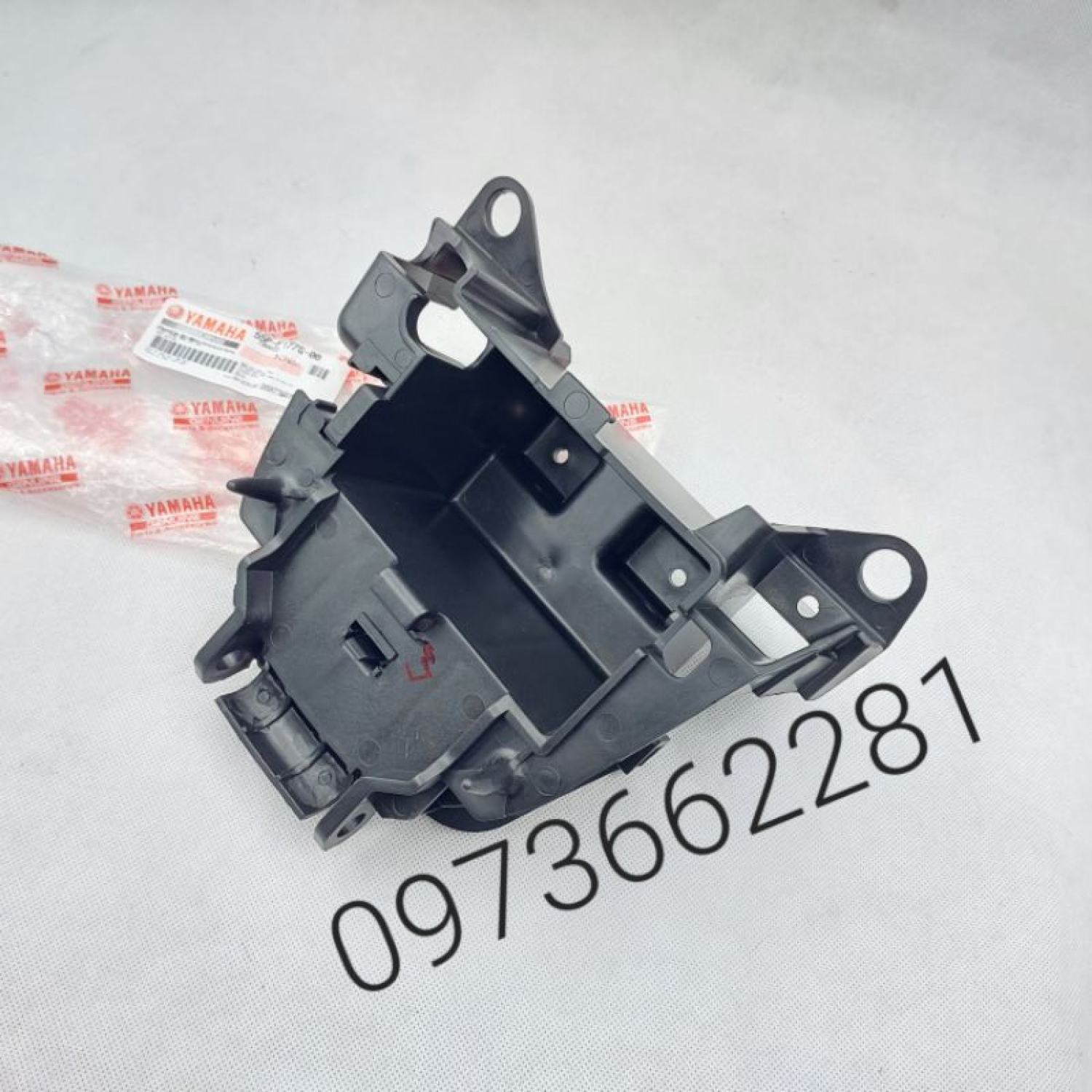 Hộp nhựa đựng bình ắc quy xe exciter 135 2011-2014 zin yamaha