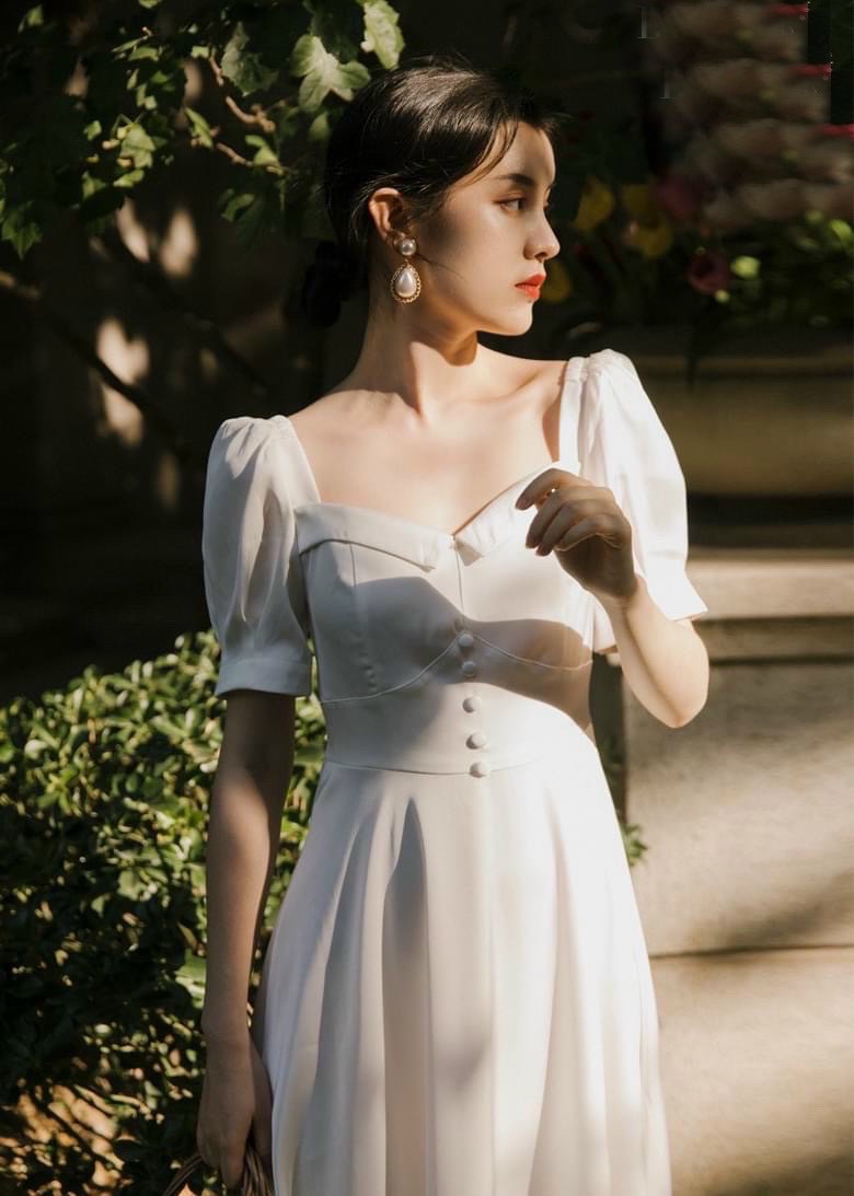 Đầm trắng form dài nẹp cổ