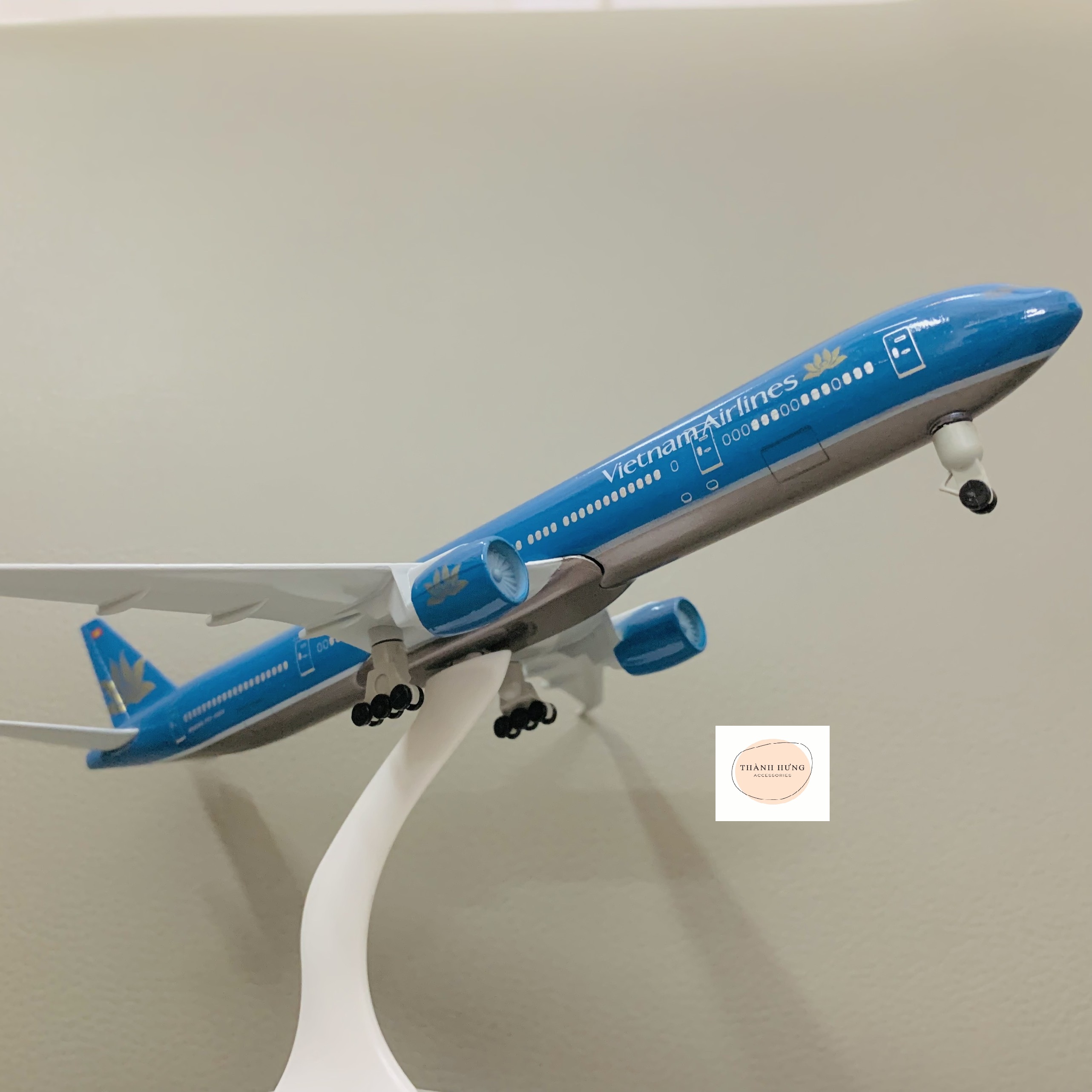 Mô hình máy bay vn airlines b777 cao cấp 20cm có bánh xe kèm đế trưng bày