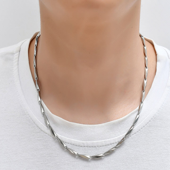 Dây chuyền Nam Titan kiểu hỏa tiển cổ điển - Cam kết 1 đổi 1 nếu đen và gỉ sét
