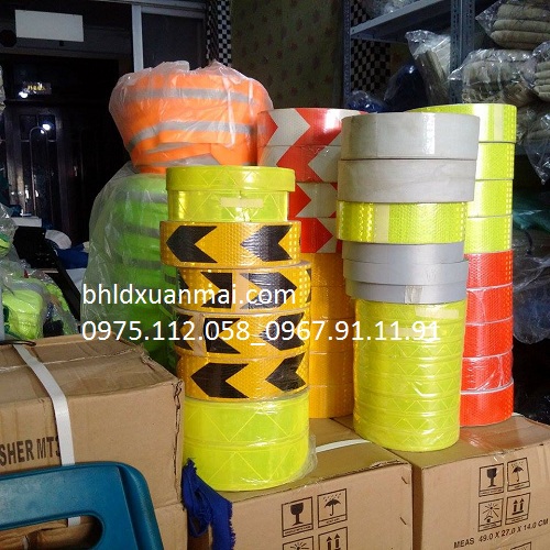 Decal phản quang hình mũi tên ( màu vàng - đen)