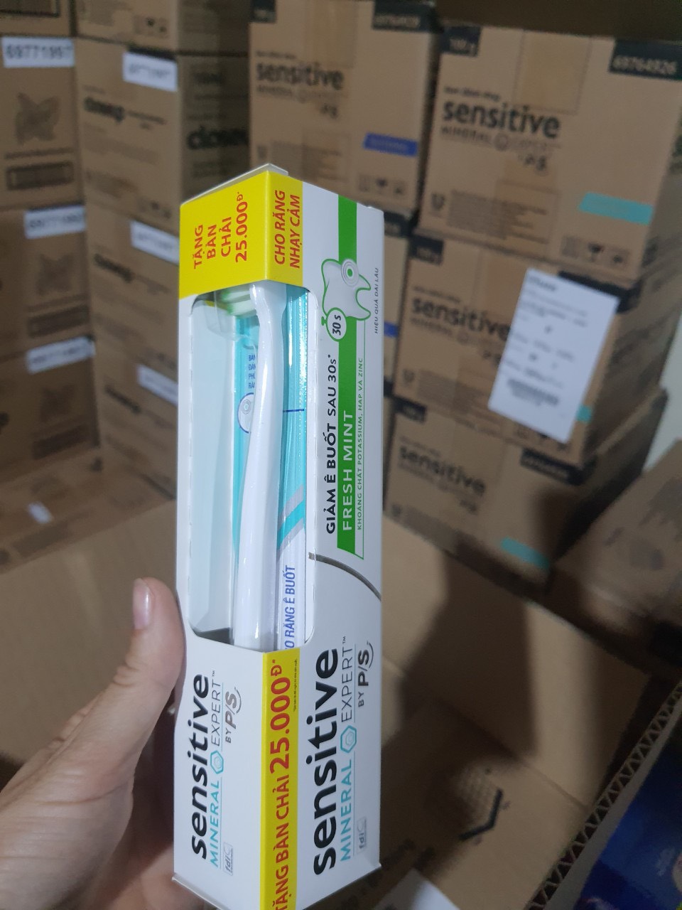 Kem Đánh Răng P/S Sensitive Mineral Expert Giảm Ê Buốt kẹp bàn chải