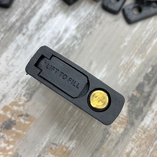 Phụ Kiện Đít Nhựa Giữ Kin Xăng Cho Bật Lửa Zippo