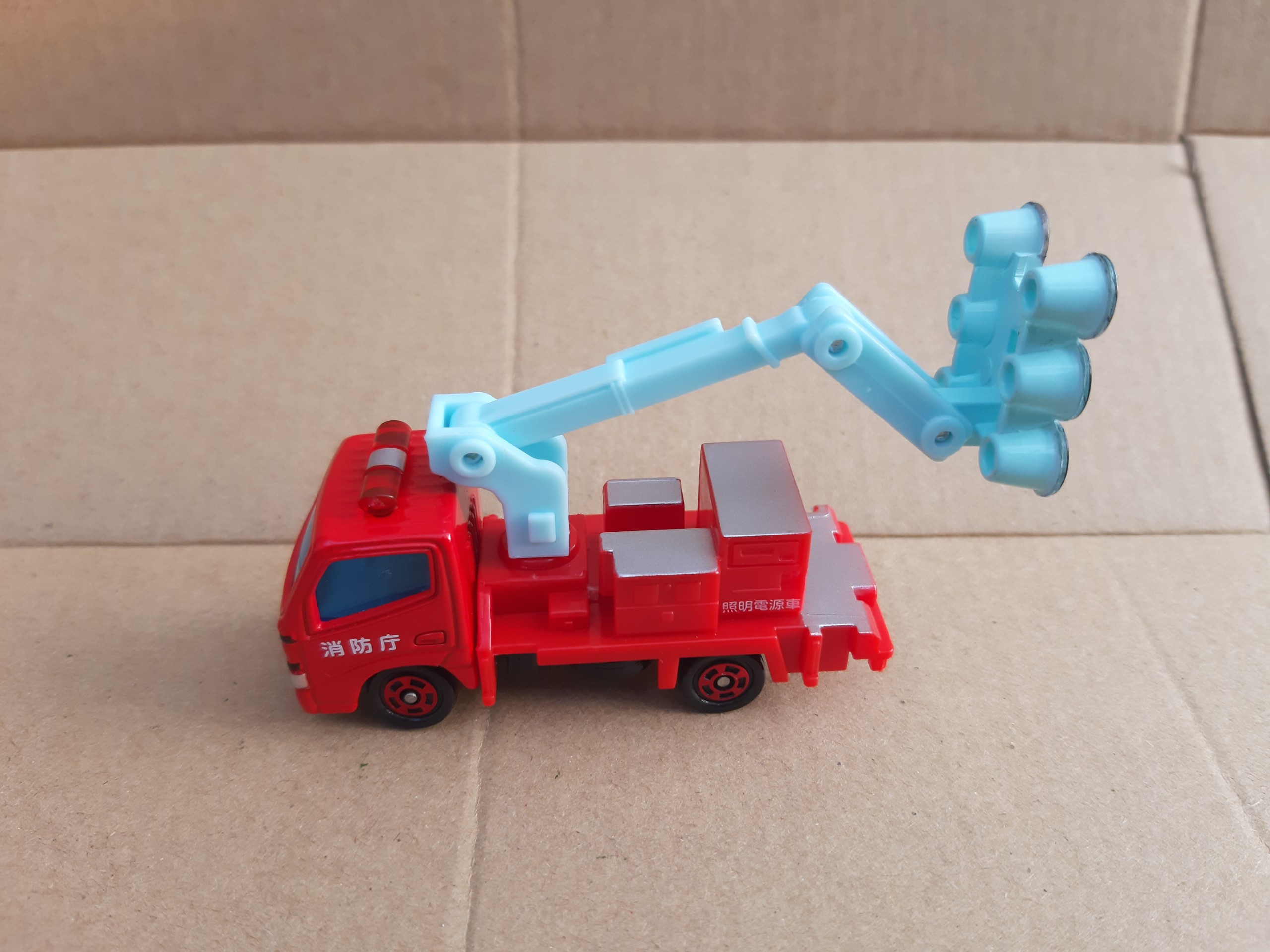 Xe mô hình Tomica - Xe công trình - Xe chiếu sáng màu đỏ đặc biệt bánh đỏ rất đẹp giá rẻ cho bé sưu tầm