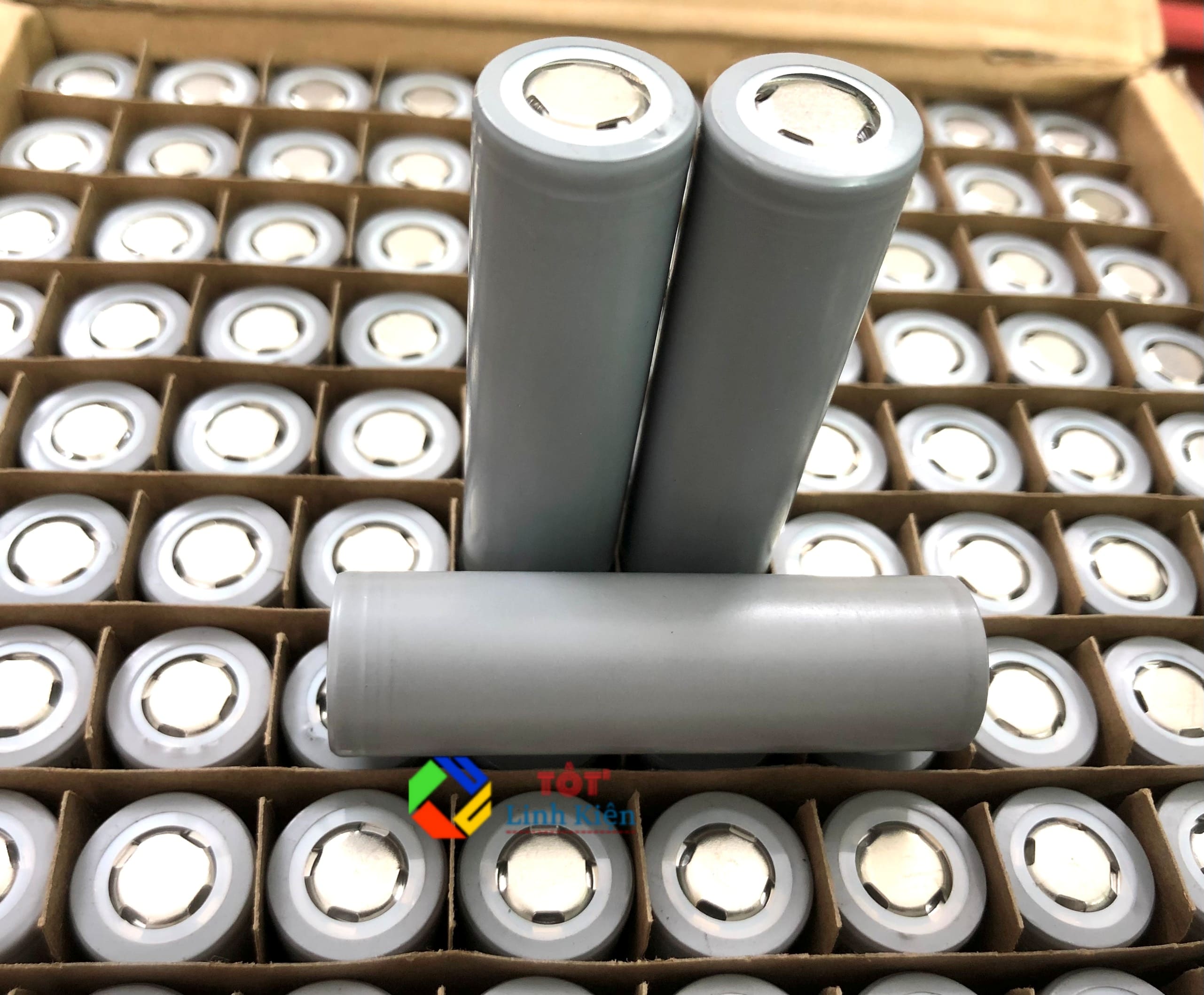 Pin Sạc xả Lithium Li-On 18650 3.7V 2000mAh dòng xả 10C