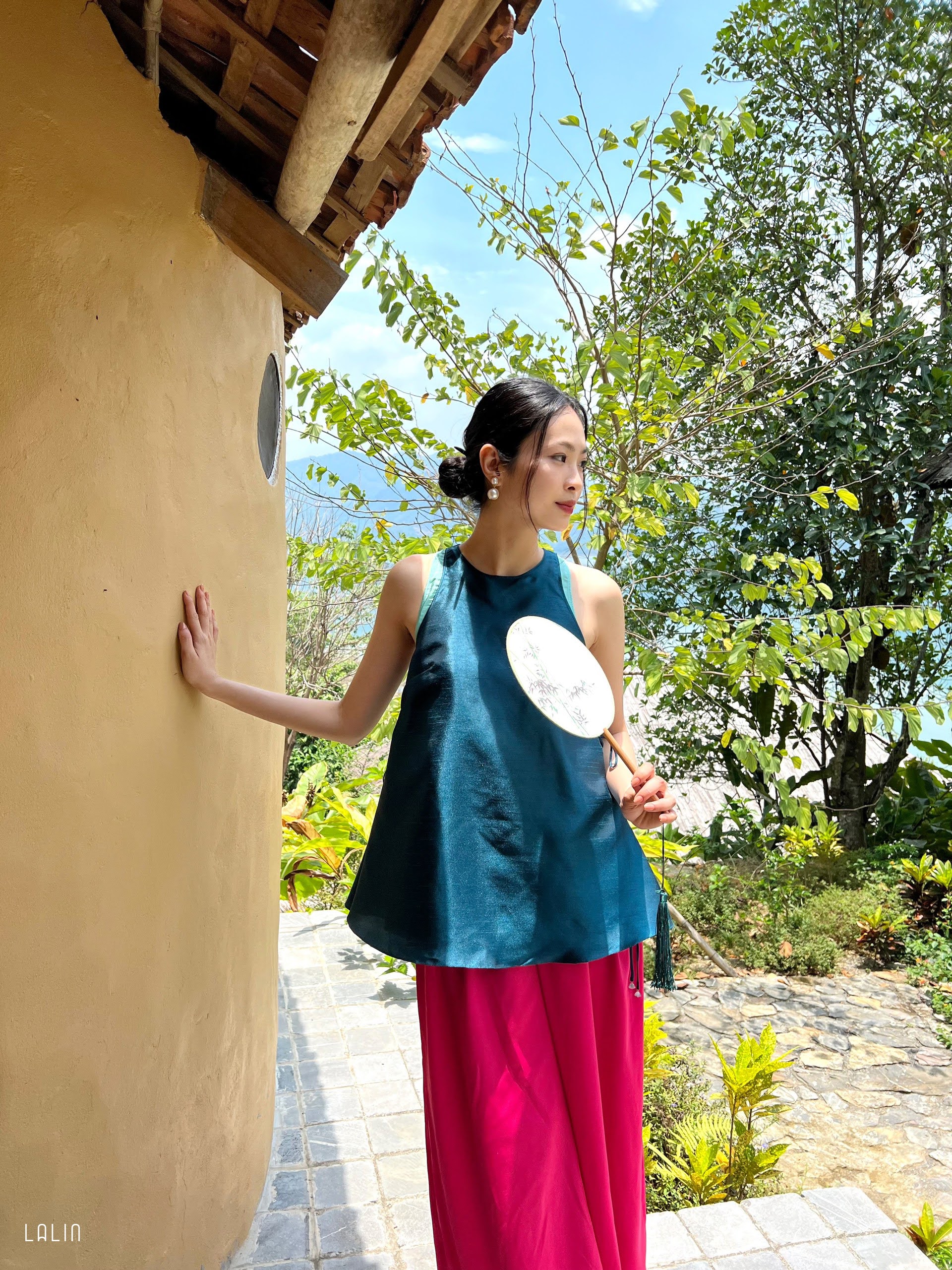 Áo lụa Tafta Lalin cổ yếm dáng suông Vân Ánh