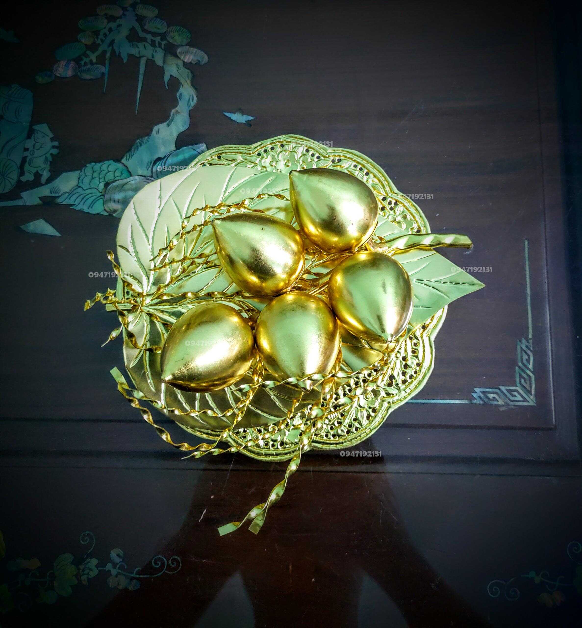 Bộ trầu cau thờ được gia công bằng chất liệu đồng vàng nguyên chất