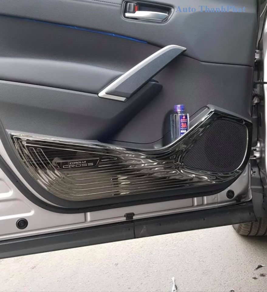 Ốp bảo vệ Tapli cửa Toyota Cross chất liệu titan phay xước cao cấp