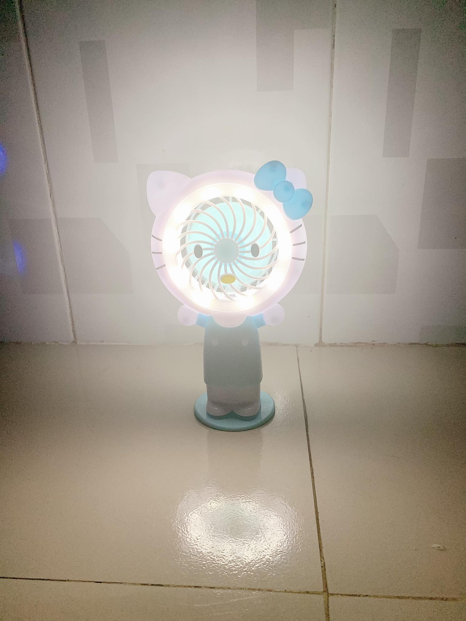 quạt cầm tay doraemon & kitty có đèn led