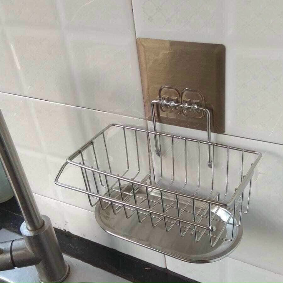 Giỏ inox 304 chống han gỉ chứa đồ dùng rửa chén bát có khay hứng nước bên dưới dễ dàng tháo ra để đổ nước ra ngoài và thanh phơi khăn, kèm miếng dính tường siêu chắc dễ lắp đặt mọi nơi