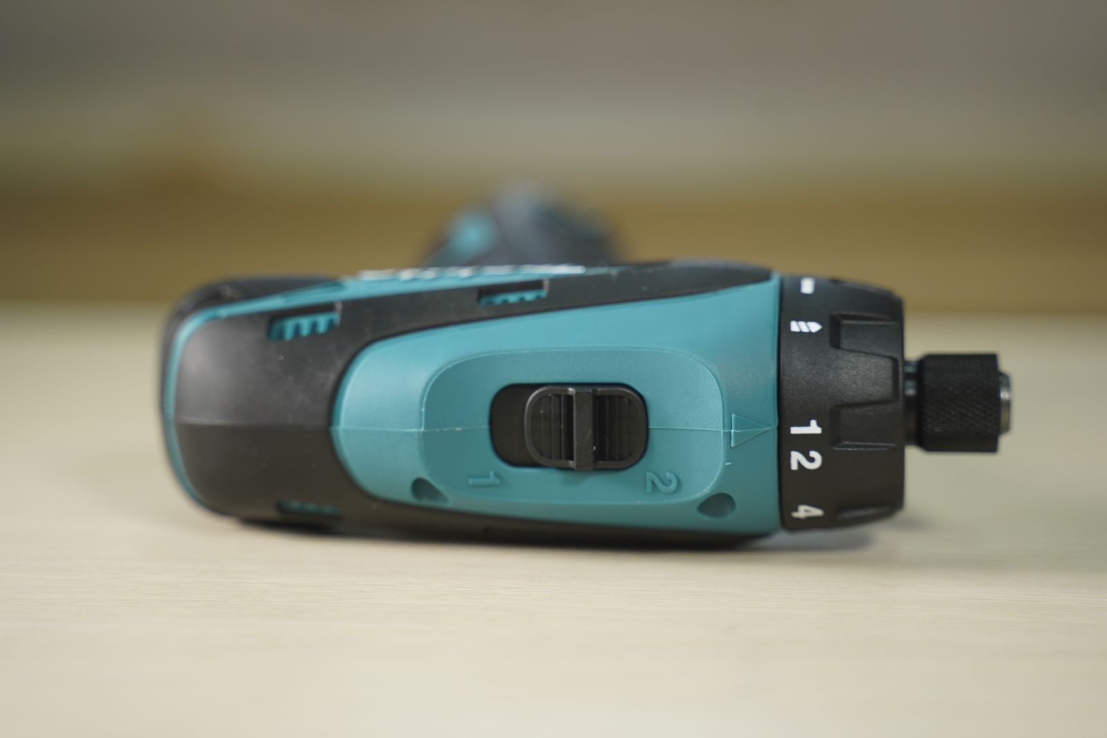 Máy khoan và vặn vít dùng pin DF030DWE Makita ( Sạc, 2 pin 1.3Ah )
