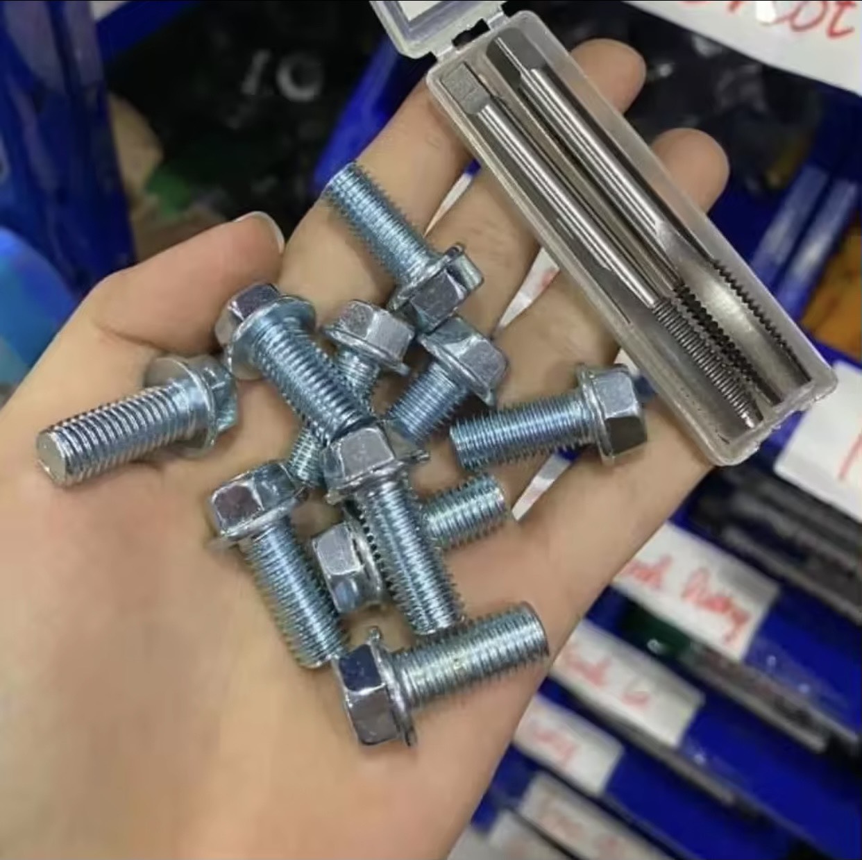 Ốc 9 ly cấy để chân xe máy khắc phục trờn ren