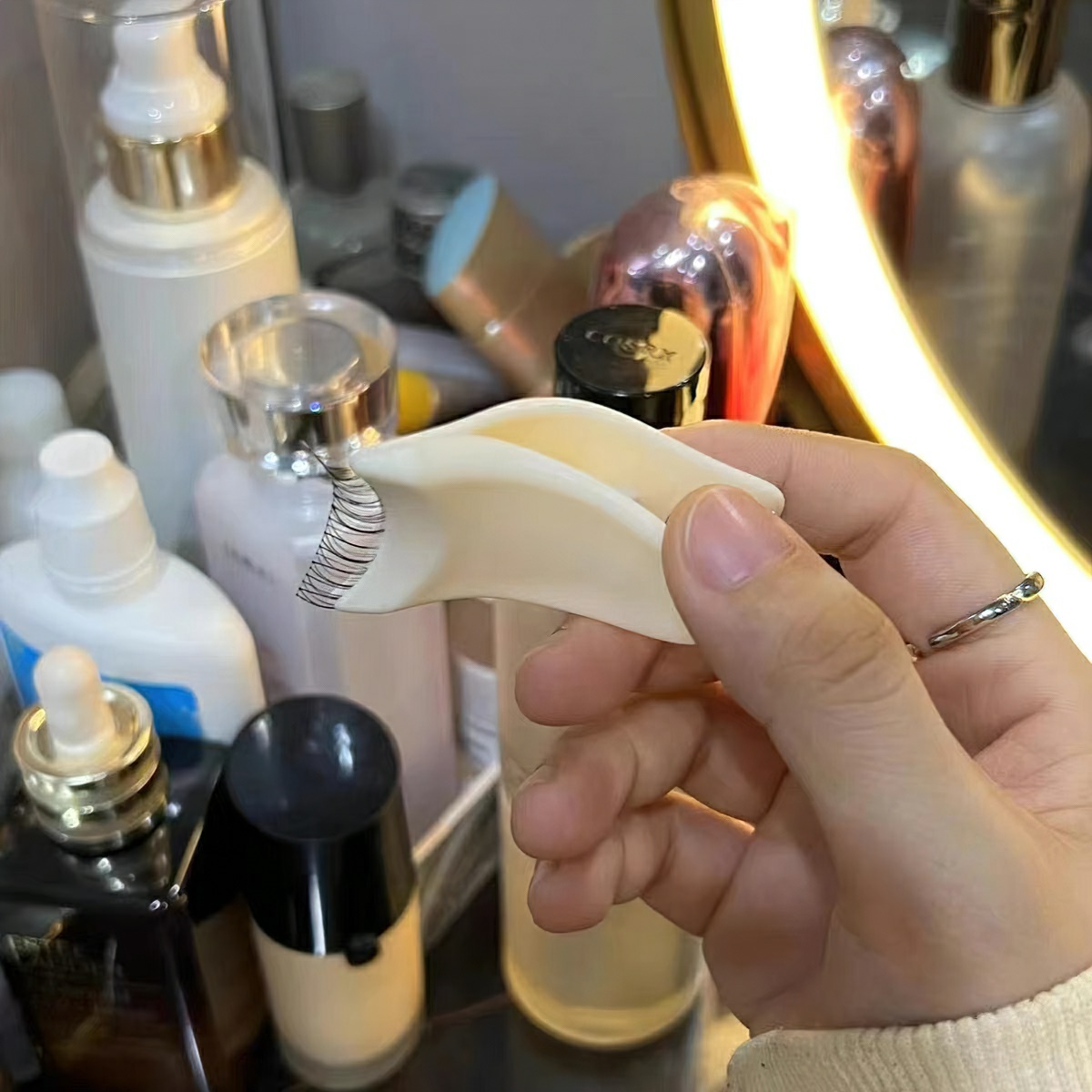 Convenient Tweezers for Applying False Eyelashes