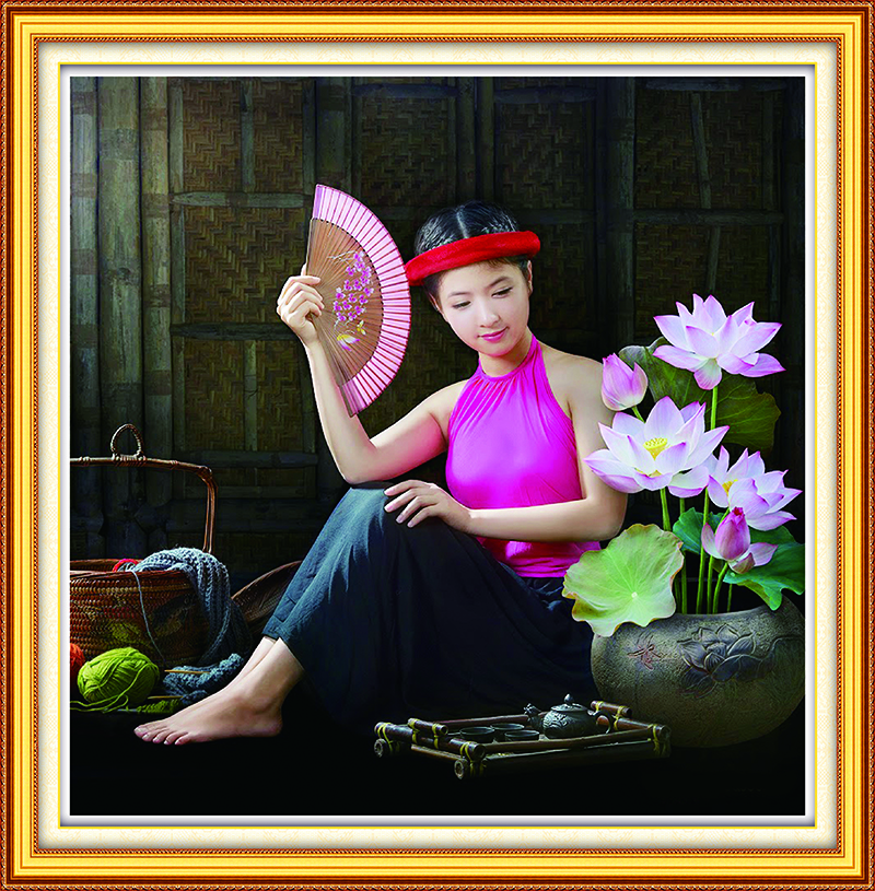 Tranh Gắn Đá Thiếu Nữ Bên Hoa Sen VS337 KT60x60cm Vải nền ( in sẵn ký hiệu, chống ẩm mốc và có phủ keo trong suốt). + Hạt đá được đóng gói trong những túi nhỏ và có đính kèm mã số