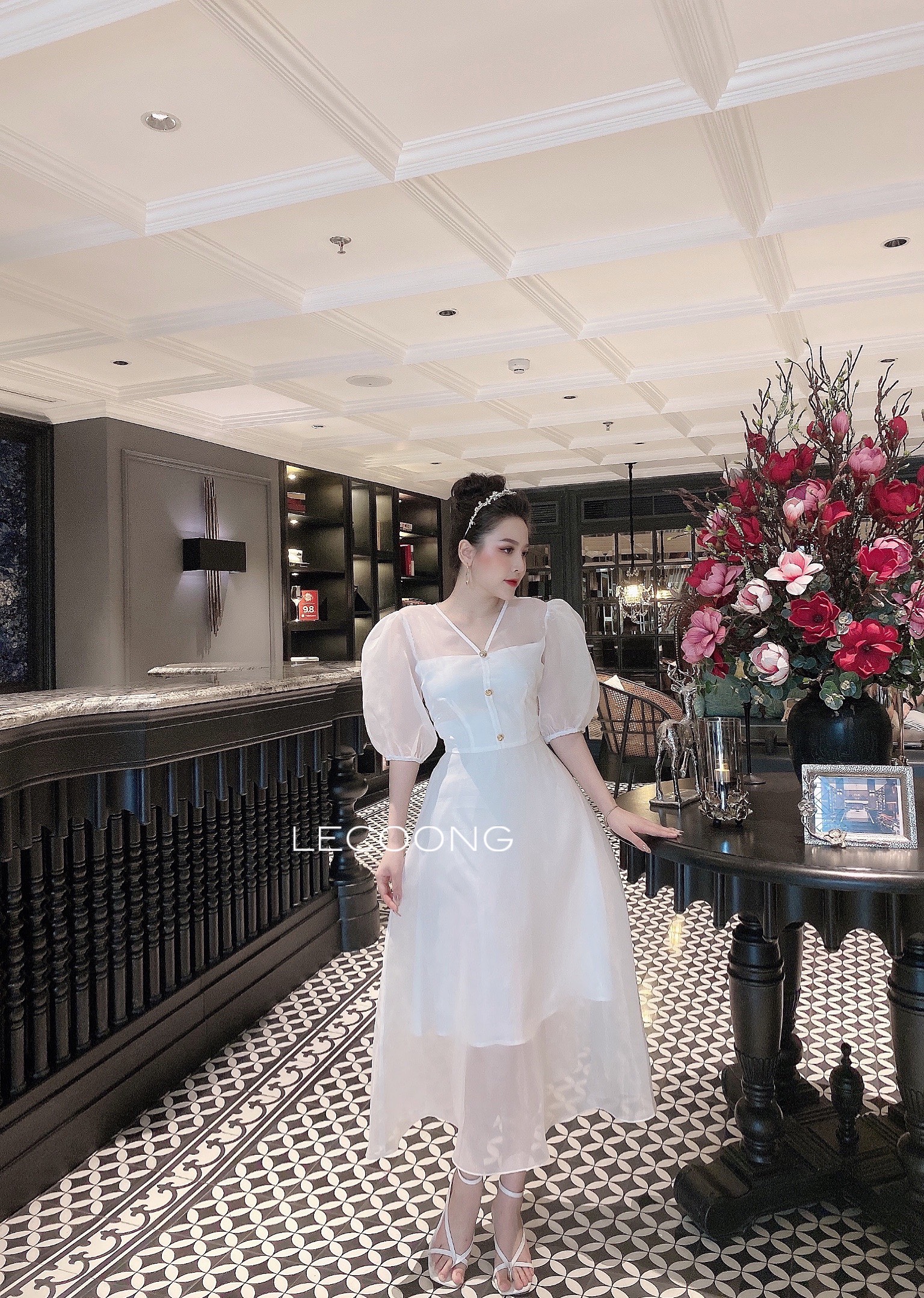 Á hậu Tường San điệu đà cùng váy đầm và phụ kiện đơn sắc trắng tôn dáng  ngày Hè