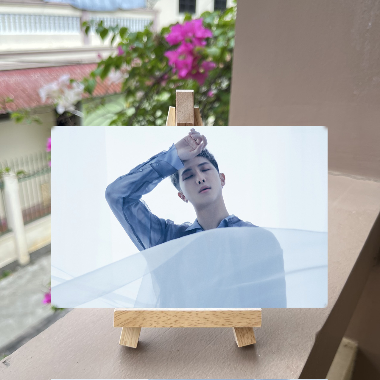 Khung ảnh BTS ( tặng kèm kệ gỗ)