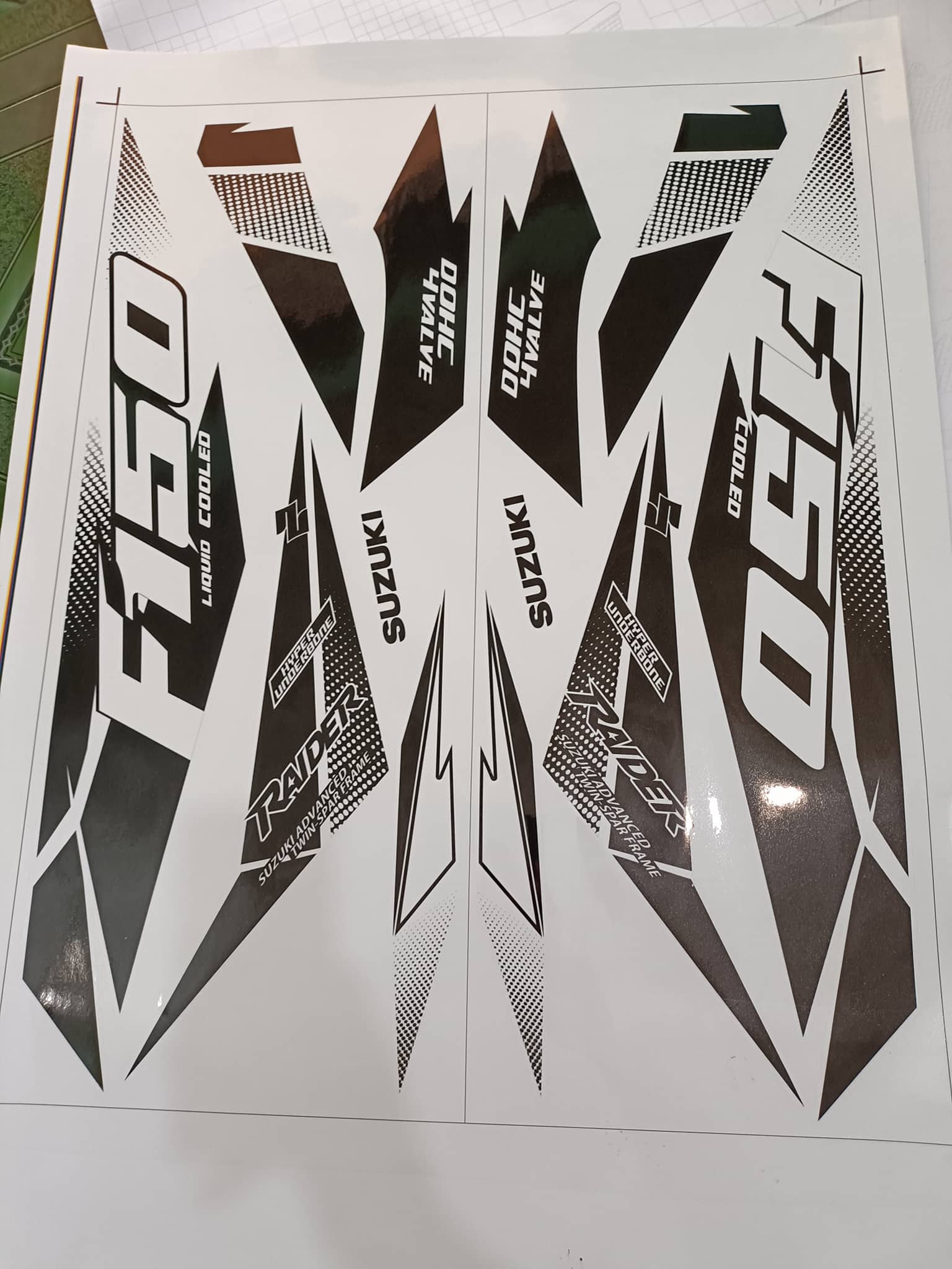 Tem rời raider xăng cơ đen xe trắng