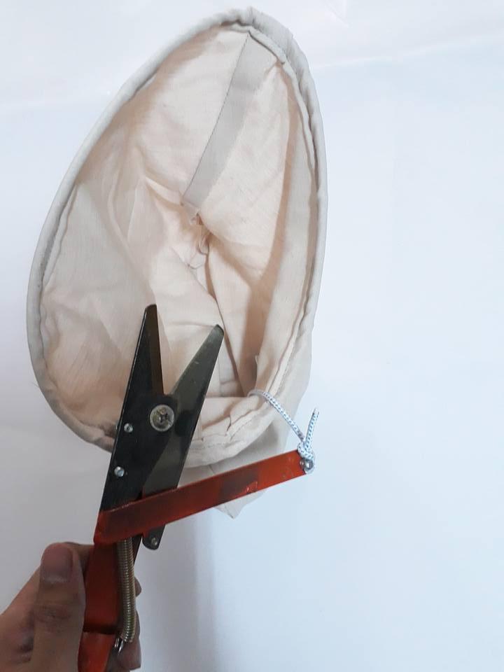 Lồng hái trái trên cao có dây giật