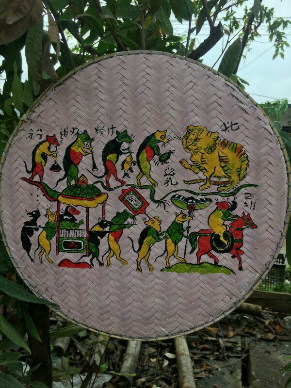 Tranh đông hồ trên mẹt tre 40cm