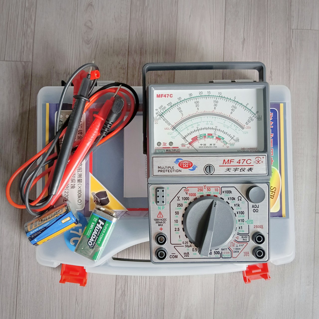 Đồng hồ vạn năng kim mf47c tặng kèm 2 pin