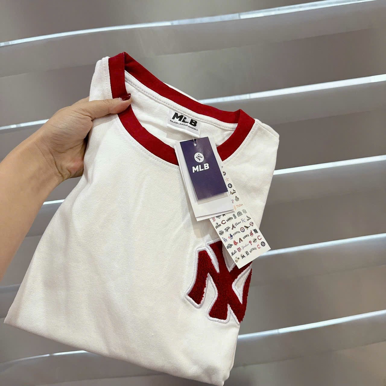 ÁO PULL CỘC TRẮNG NY VIỀN ĐỎ NỮ LS_ATN938