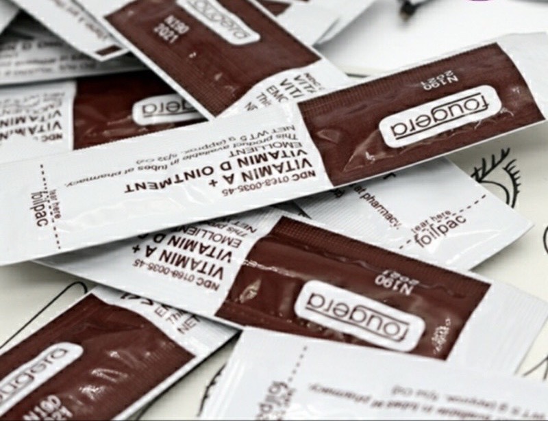 Dưỡng môi gói vitamin AD 100 gói
