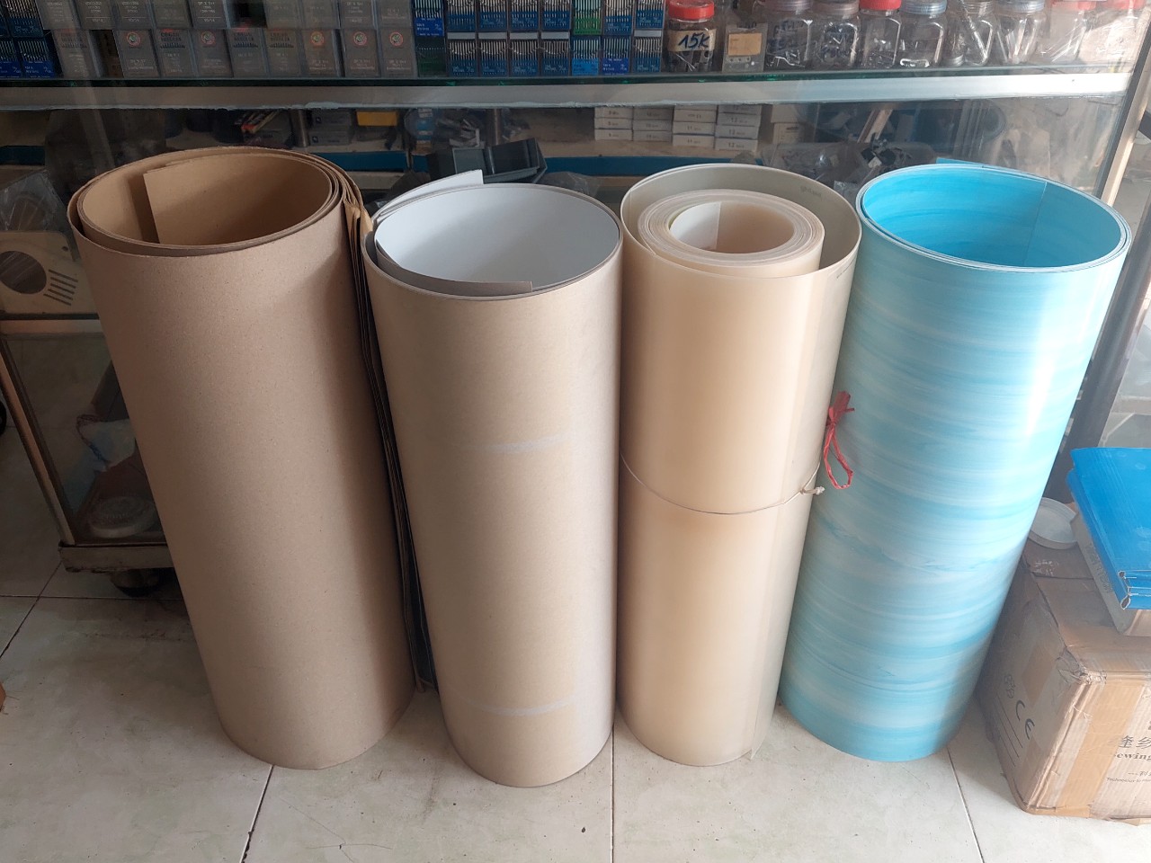 giấy rập cứng màu trắng