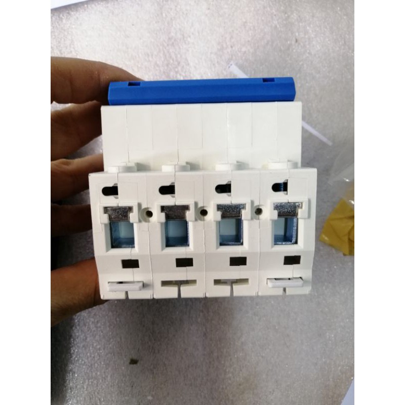 Át to mát 4 pha không chống giật