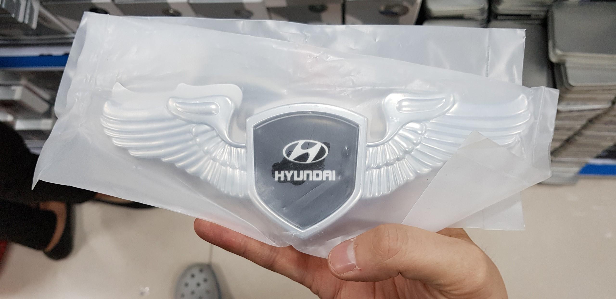 Biểu tượng cánh thiên thần Hyundai màu bạc