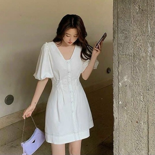 Đầm trắng viền chỉ đen form ngắn