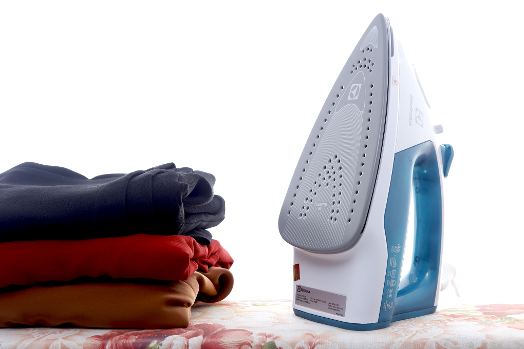 Bàn ủi hơi nước Electrolux ESI5126