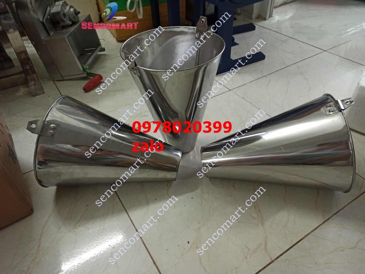 Phễu cắt tiết gà làm bằng inox chống han ri
