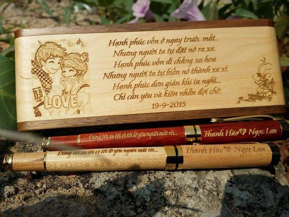 Hộp bút+ bút gỗ khắc hình