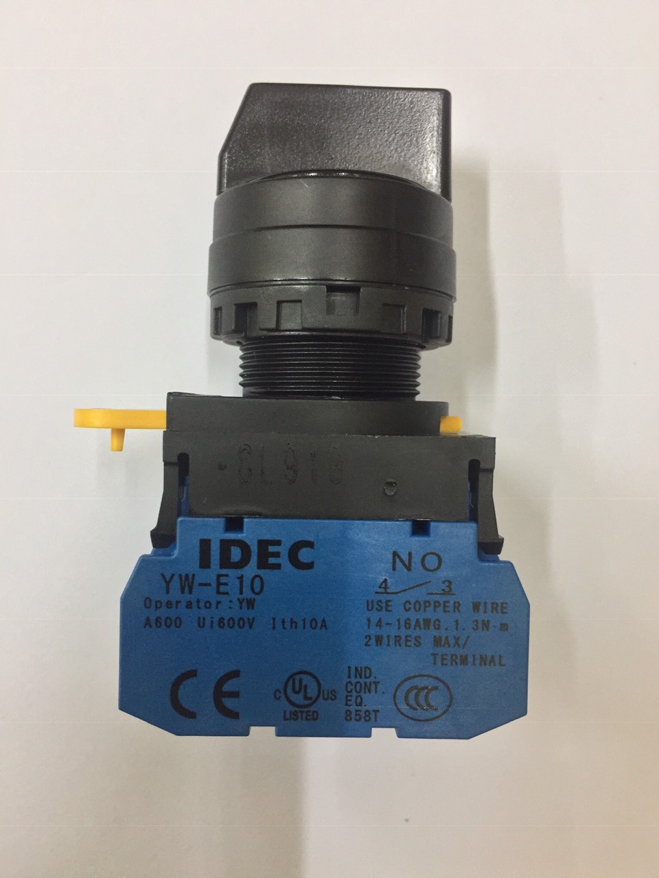 1 CÔNG TẮC XOAY 3 VỊ TRÍ IDEC PHI 22 Ui 600V Ith 10A YW-E10 M.E HOÀNG KHANG