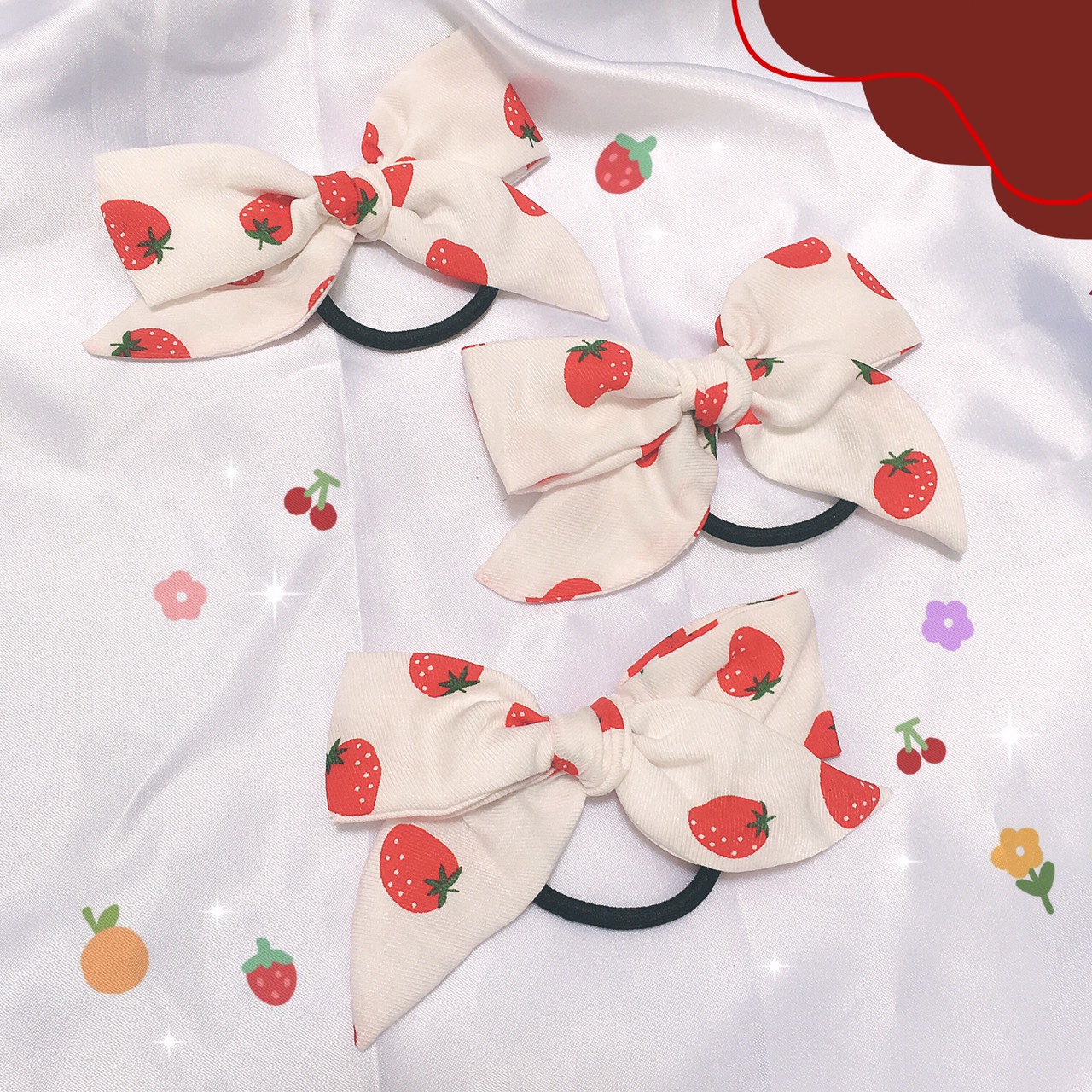 CỘT TÓC SCRUNCHIES - CỘT NƠ VẢI TRÁI DÂU ĐỎ SIÊU DỄ THƯỜNG - CỘT TÓC HOTTREND