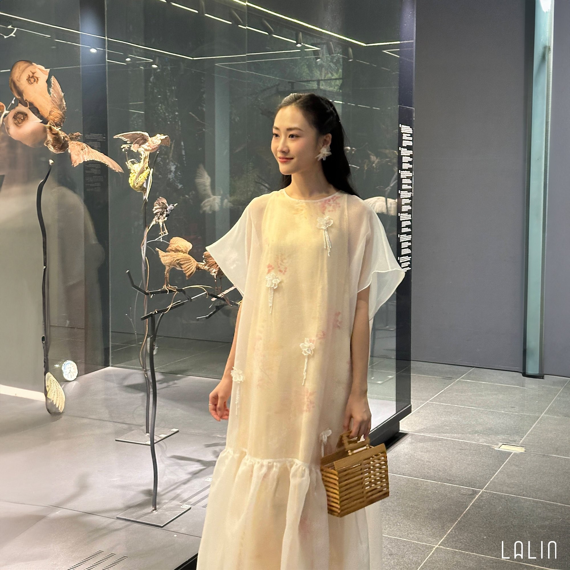 Đầm tơ Lalin 2 lớp dáng suông chi tiết đính kết hoa và dây cườm Hân Thủy