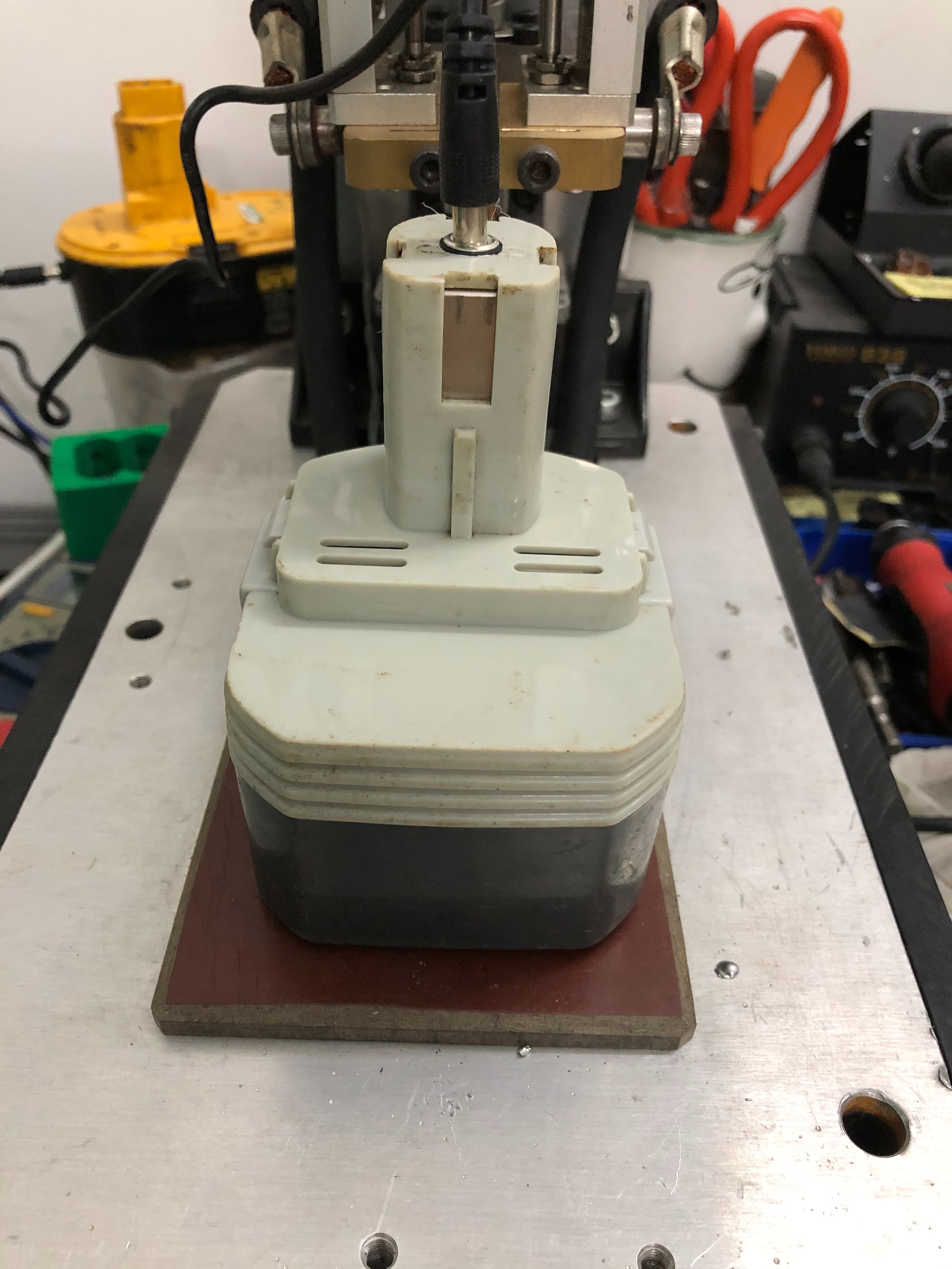 [NPS] Pin máy khoan RYOBI. 12V 6 cell (có kèm củ sạc 12V)