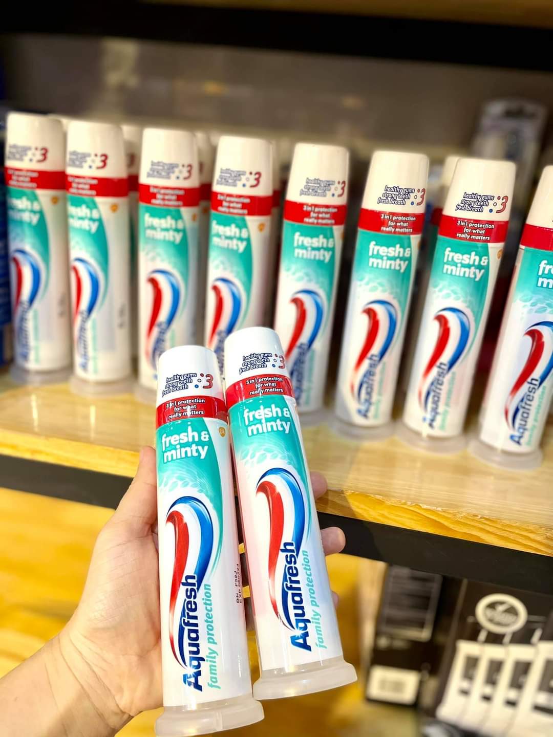 Kem đánh răng Aquafresh dạng ống của ANH