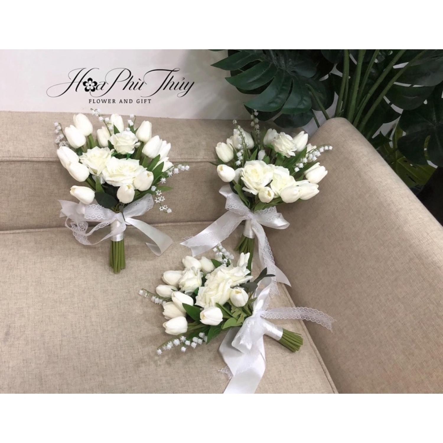 Hoa cưới cầm tay cô dâu tulip bằng lụa