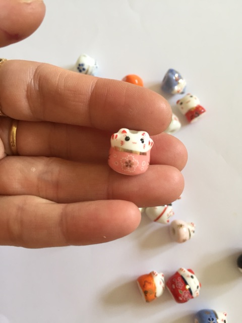 Mèo gốm thần tài đủ màu