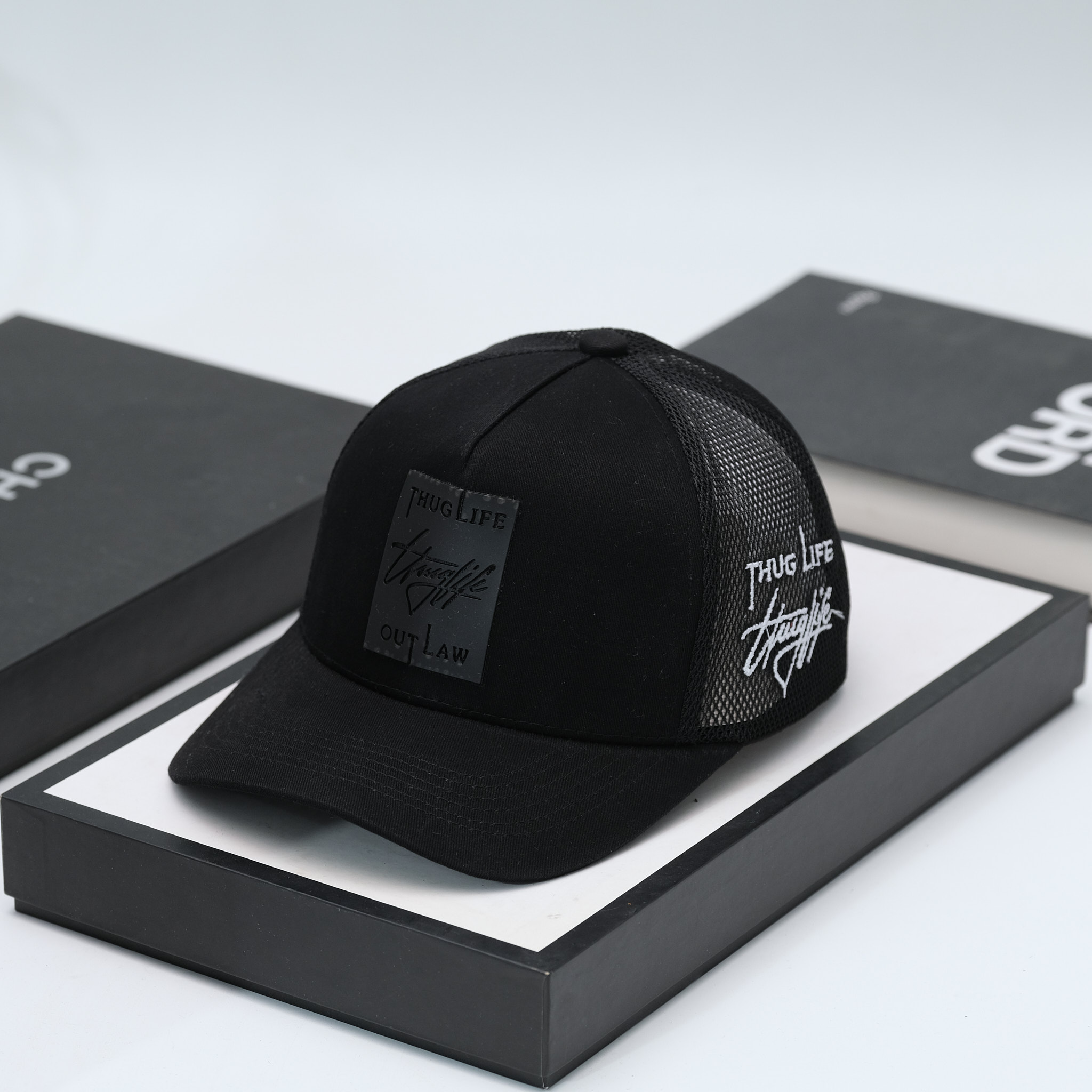 Mũ lưỡi trai nón kết logo thuglife chữ trắng bên hông thoáng mát vải kaki cotton đen phối lưới đen form đứng thời trang cao cấp vừa mọi đầu / nón sơn
