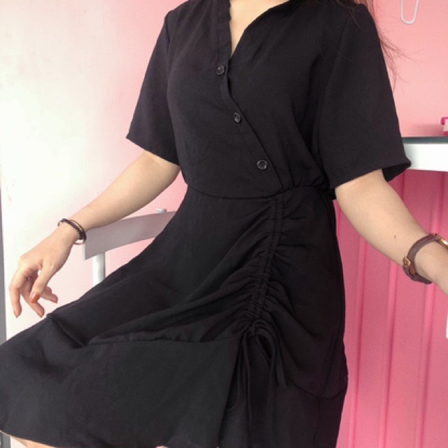 (Sale)ĐẦM ĐEN NÚT RÚT DÂY CỔ TRỤ