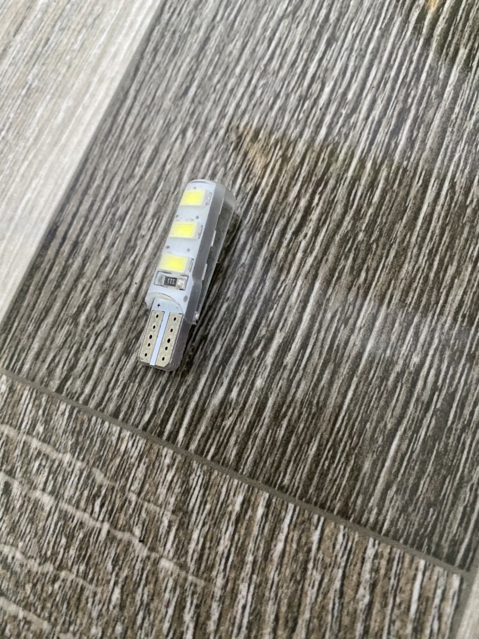 Sản phẩm gia đình làm: lét cắm 12v 24v màu trắng 6b