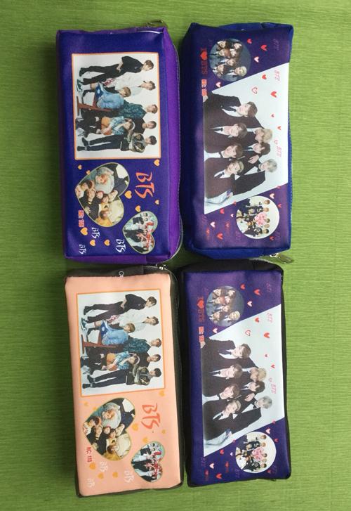 Combo bts gồm: 1 hộp – bóp đựng bút bts lớn, 1 móc khóa, 1 vòng tay cao su, 1 huy hiệu, 1 thẻ đeo bts