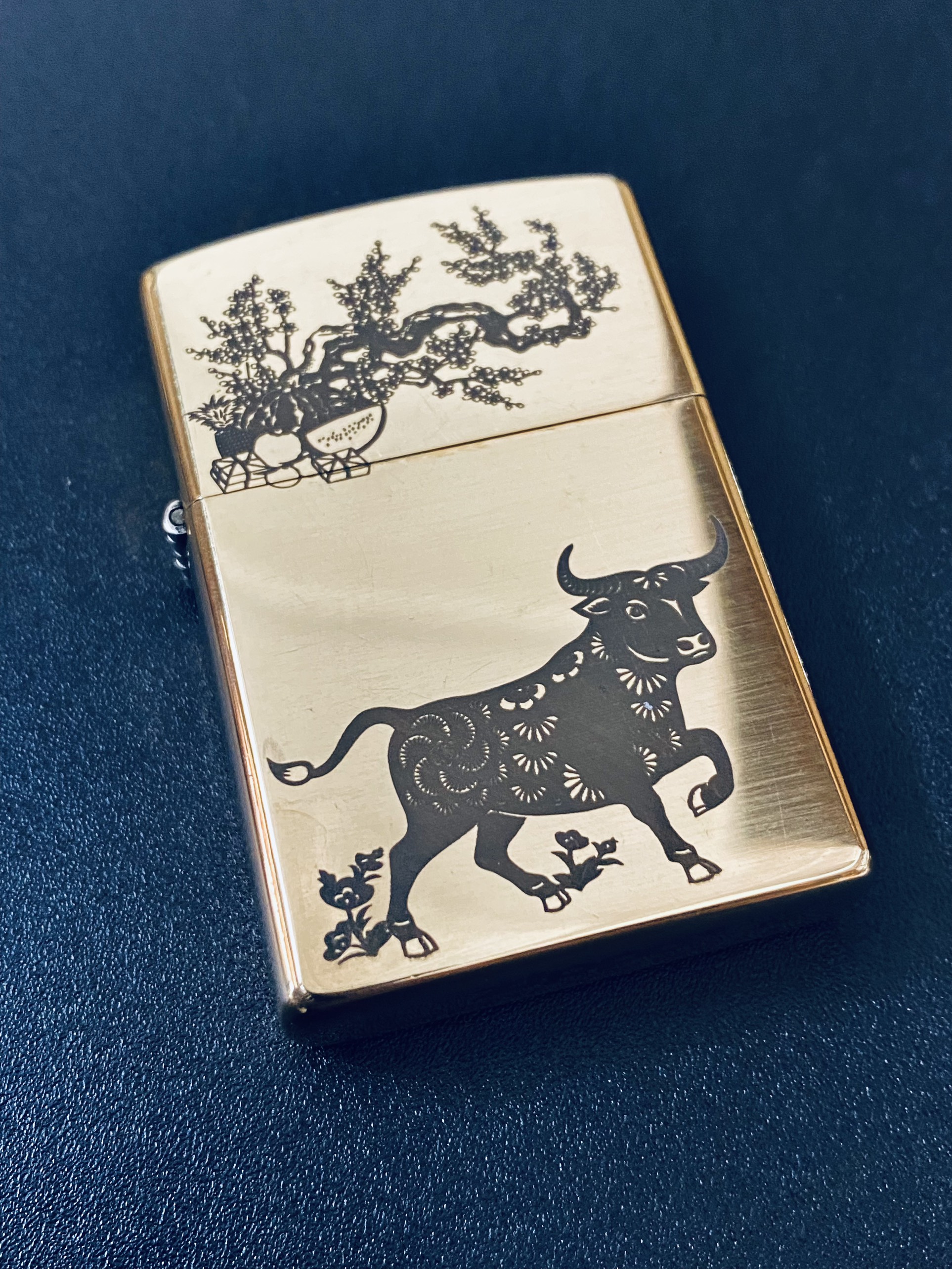 Bật Lửa Zippo Mỹ Đồng Nguyên Khối Bộ 12 Con Giáp [ TUỔI SỬU ] [ Kèm Chai Xăng]