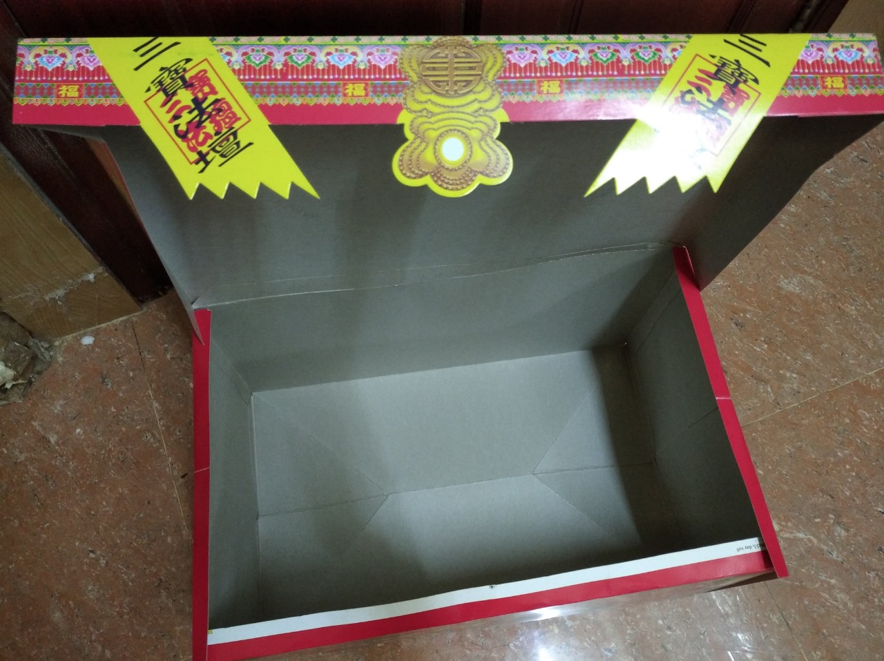 1 cái rương bằng giấy